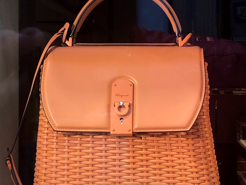 Full-grain genuine leather handbag next to a cracked synthetic PU bag, showing the quality difference for Indian buyers